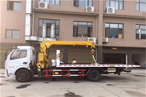 木里附近汽车轮胎更换